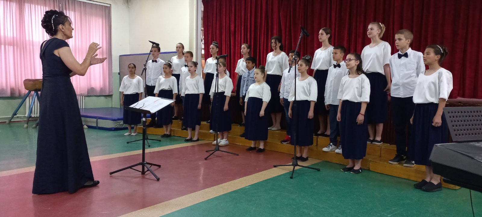 Снимак концерта "Љубав је то" - хор ОШ "Вук Караџић" Шабац